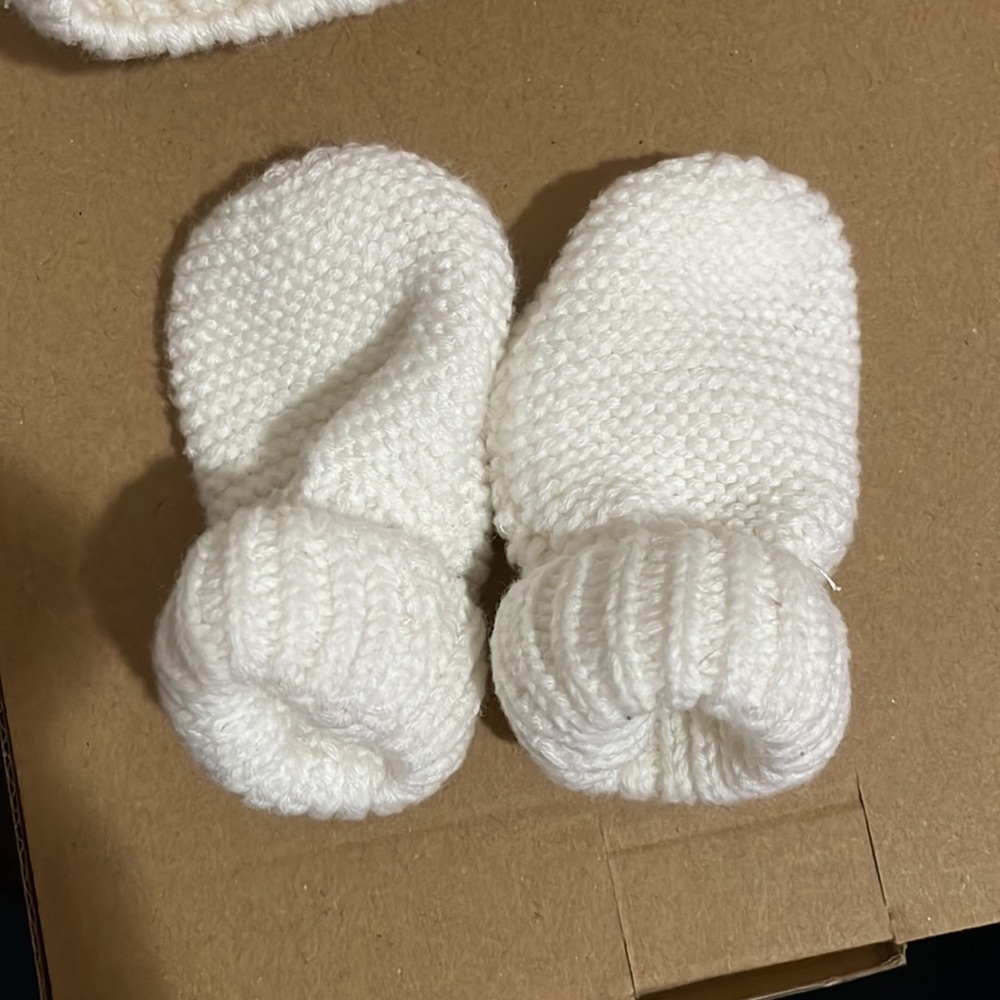 Baby bear knit beanie and mitten set size 0-12months - Picture 4 of 4